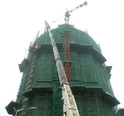 辽中吊车在工地上作业